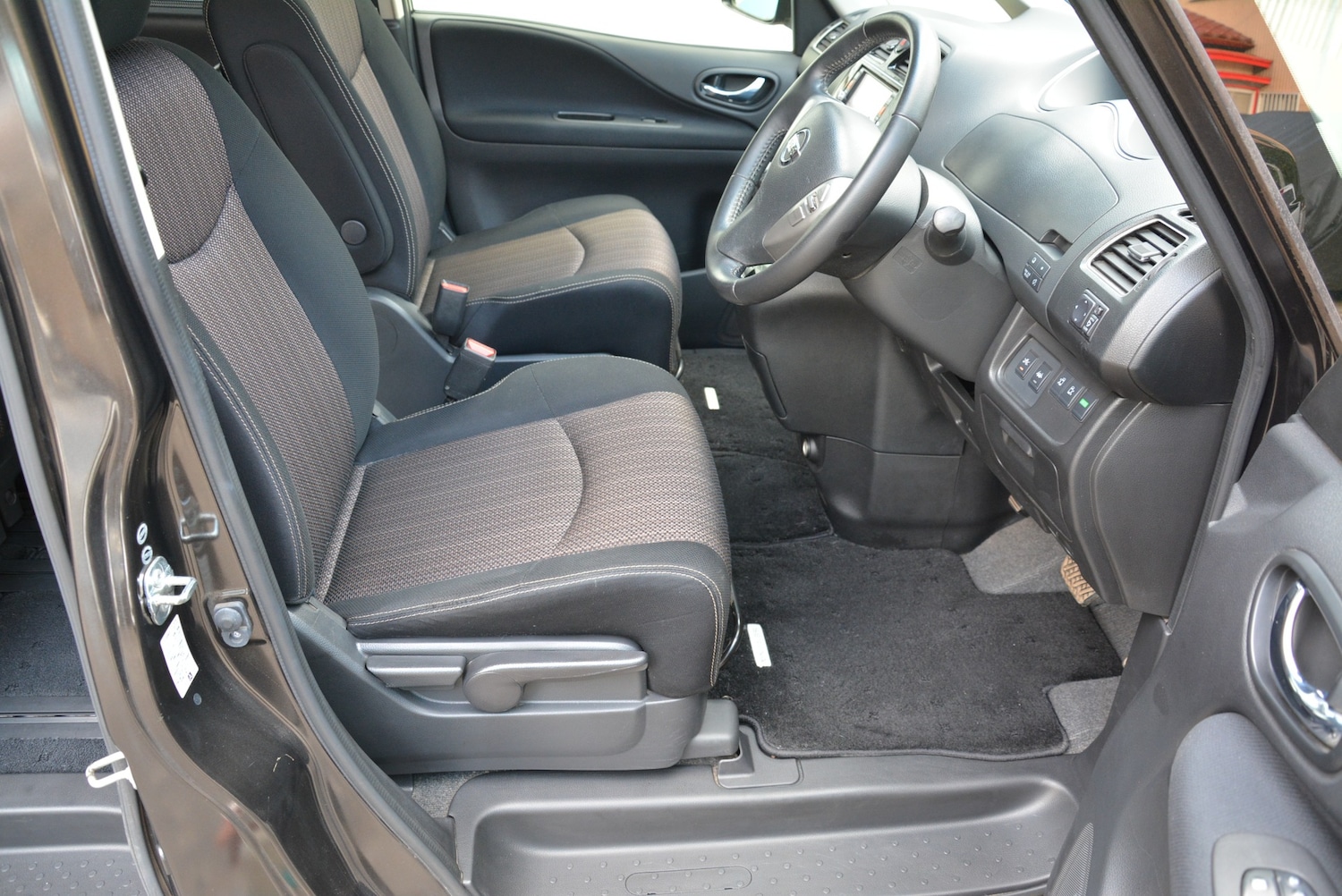 Used Nissan Serena 2015 for sale - 76555376: Photo 11