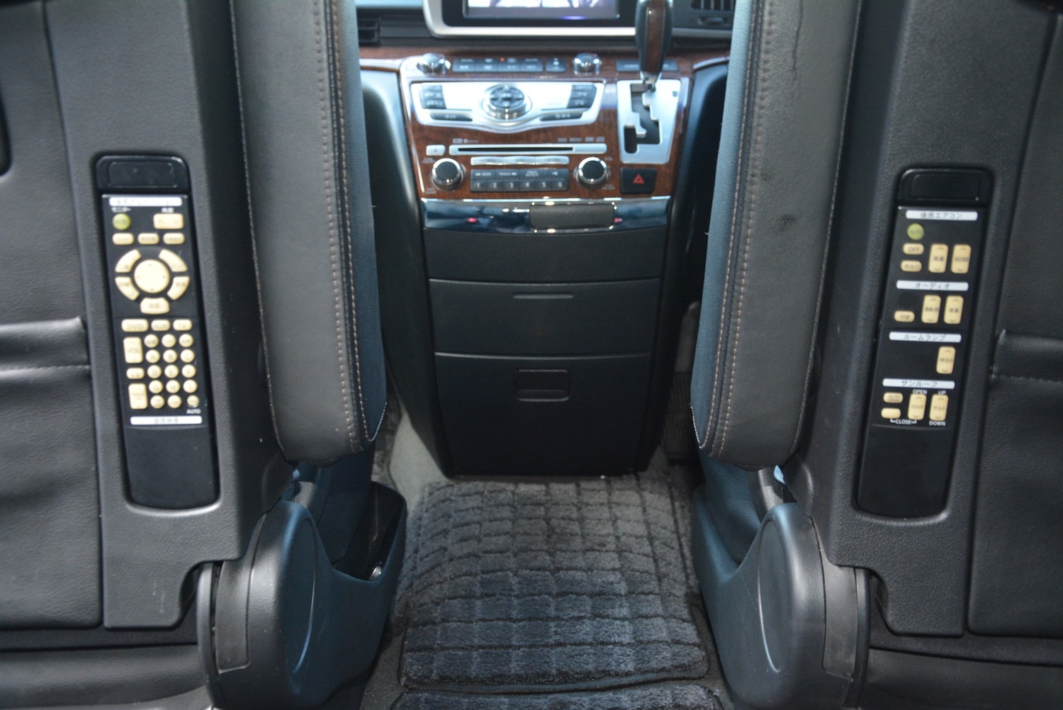 Used Nissan Elgrand 2009 for sale - 76780076: Photo 24