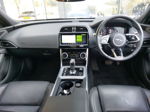 Used Jaguar XE 2019 for sale - 76208335: Photo 2