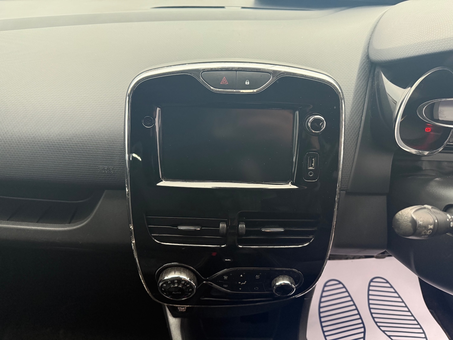 Used Renault Clio 2013 for sale - 76892234: Photo 11