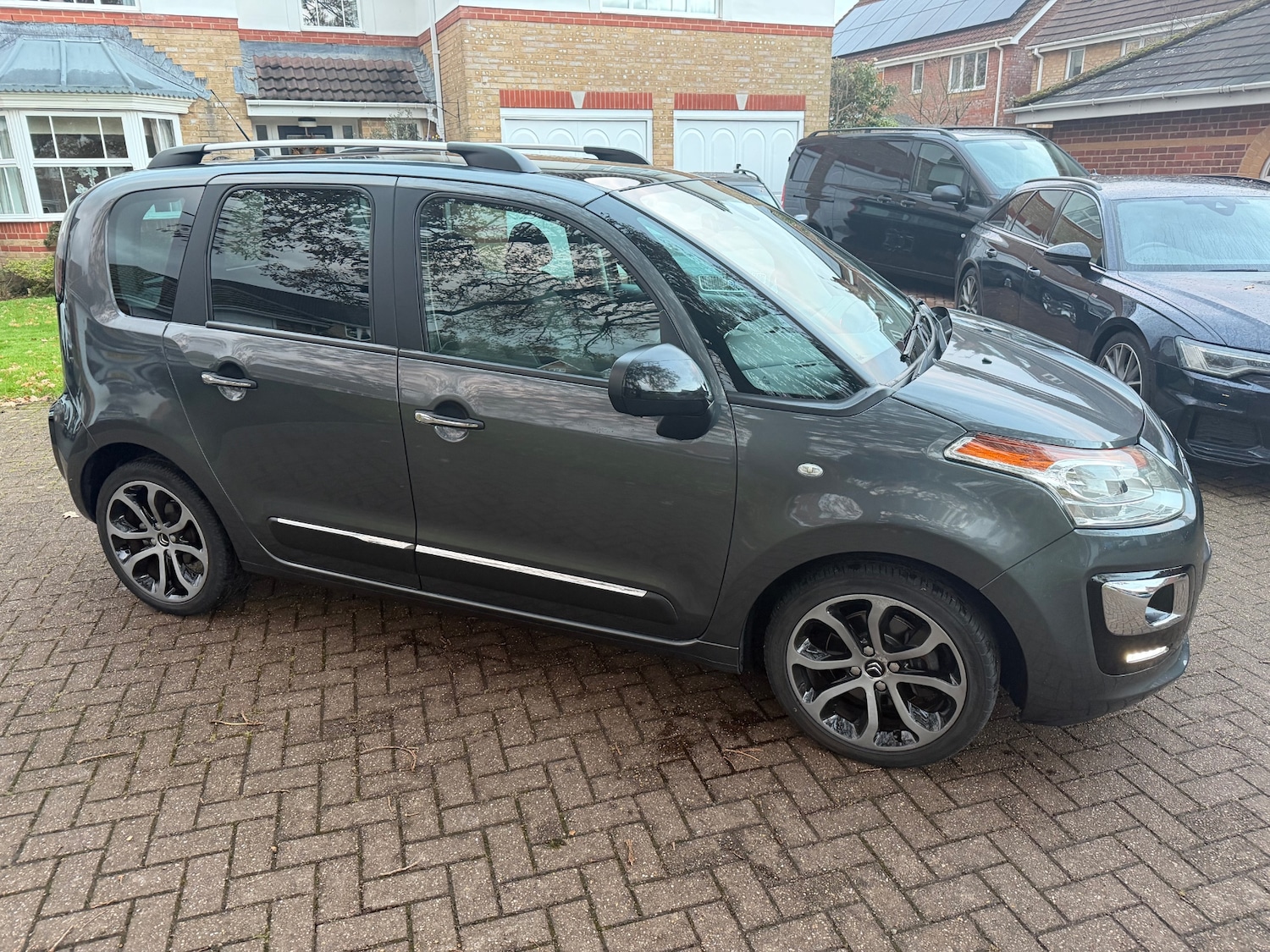 Used Citroen C3 Picasso 2017 for sale - 76684439: Photo 2