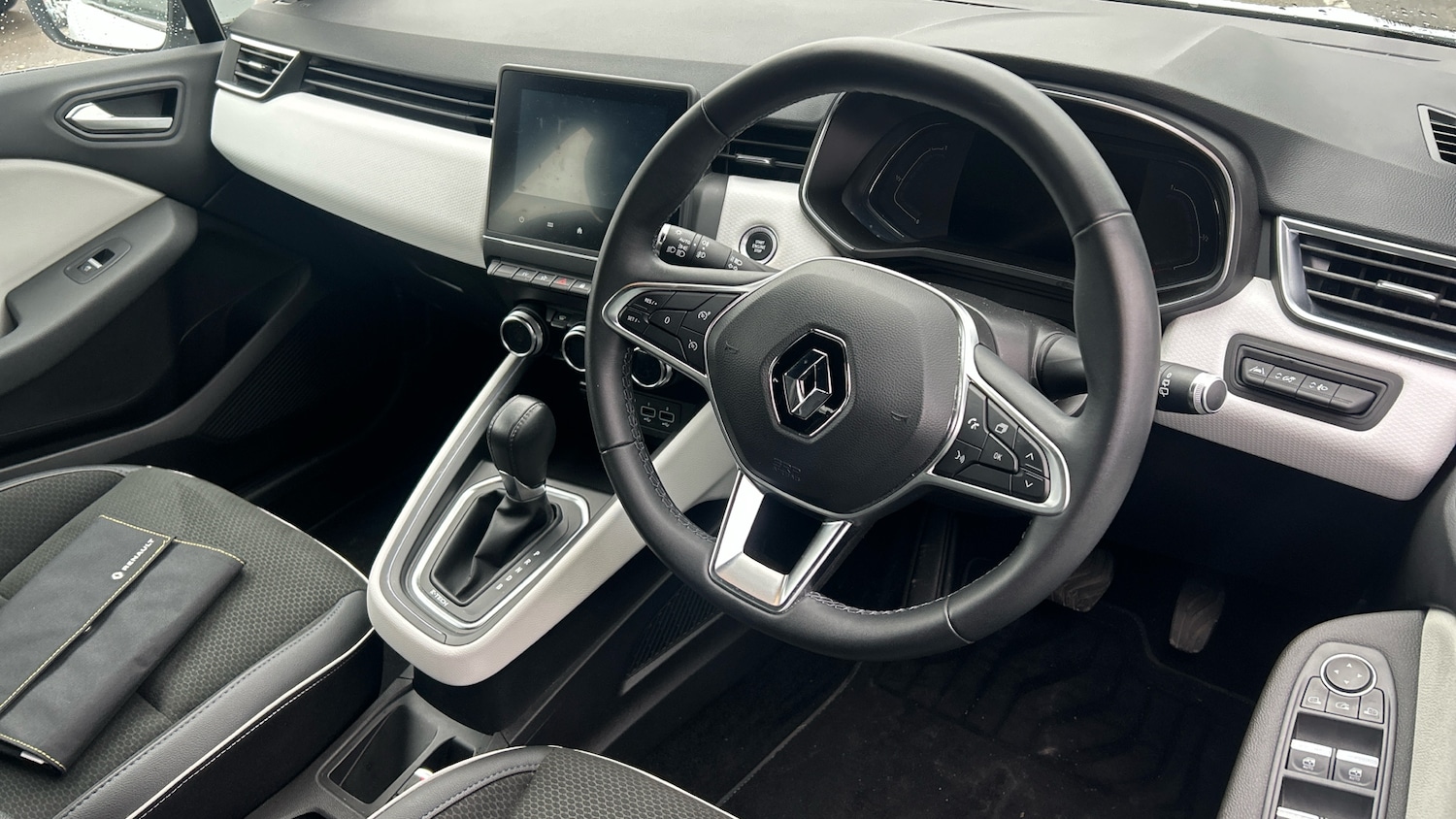 Used Renault Clio 2021 for sale - 76650957: Photo 11