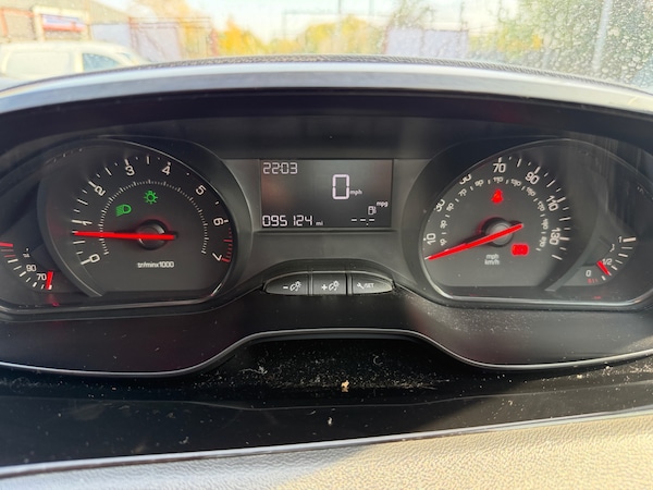 Used Peugeot 208 2012 for sale - 76280452: Photo 16