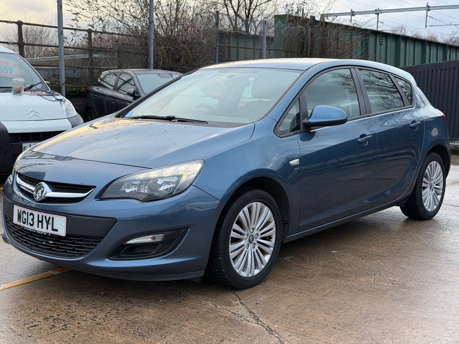 Used Vauxhall Astra 2013 for sale - 76938325: Photo 2