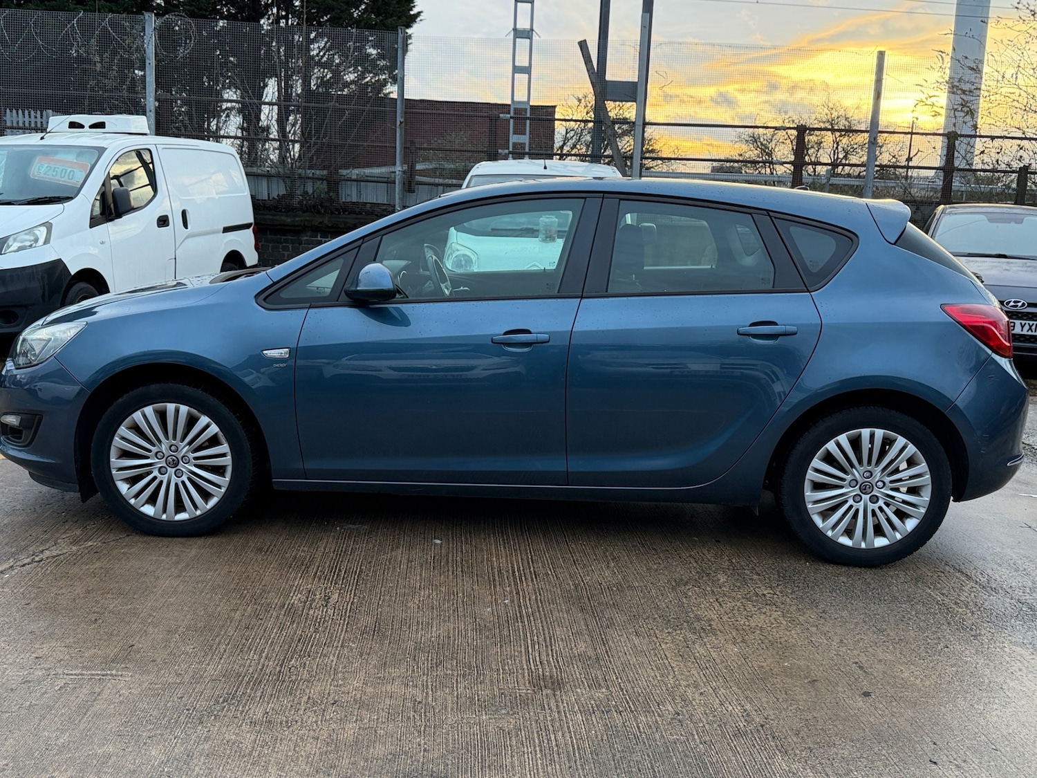 Used Vauxhall Astra 2013 for sale - 76938325: Photo 4