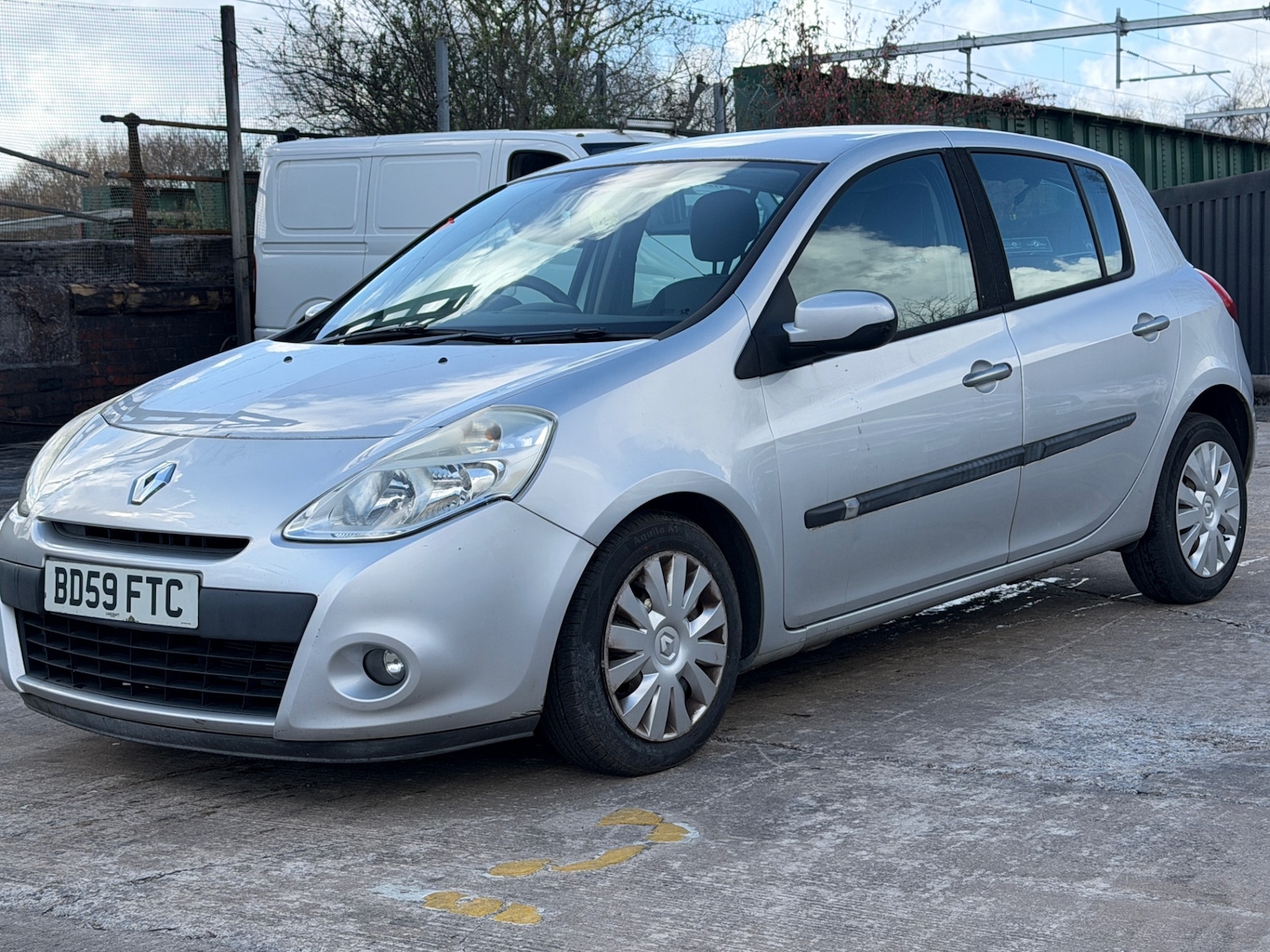 Used Renault Clio 2009 for sale - 77894135: Photo 2