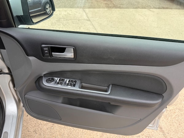 Used Ford Focus 2010 for sale - 75697393: Photo 17