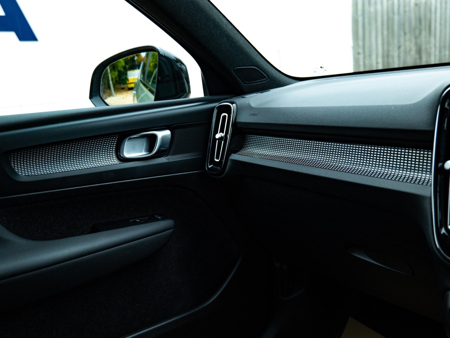 Used Volvo XC40 2024 for sale - 76270519: Photo 28