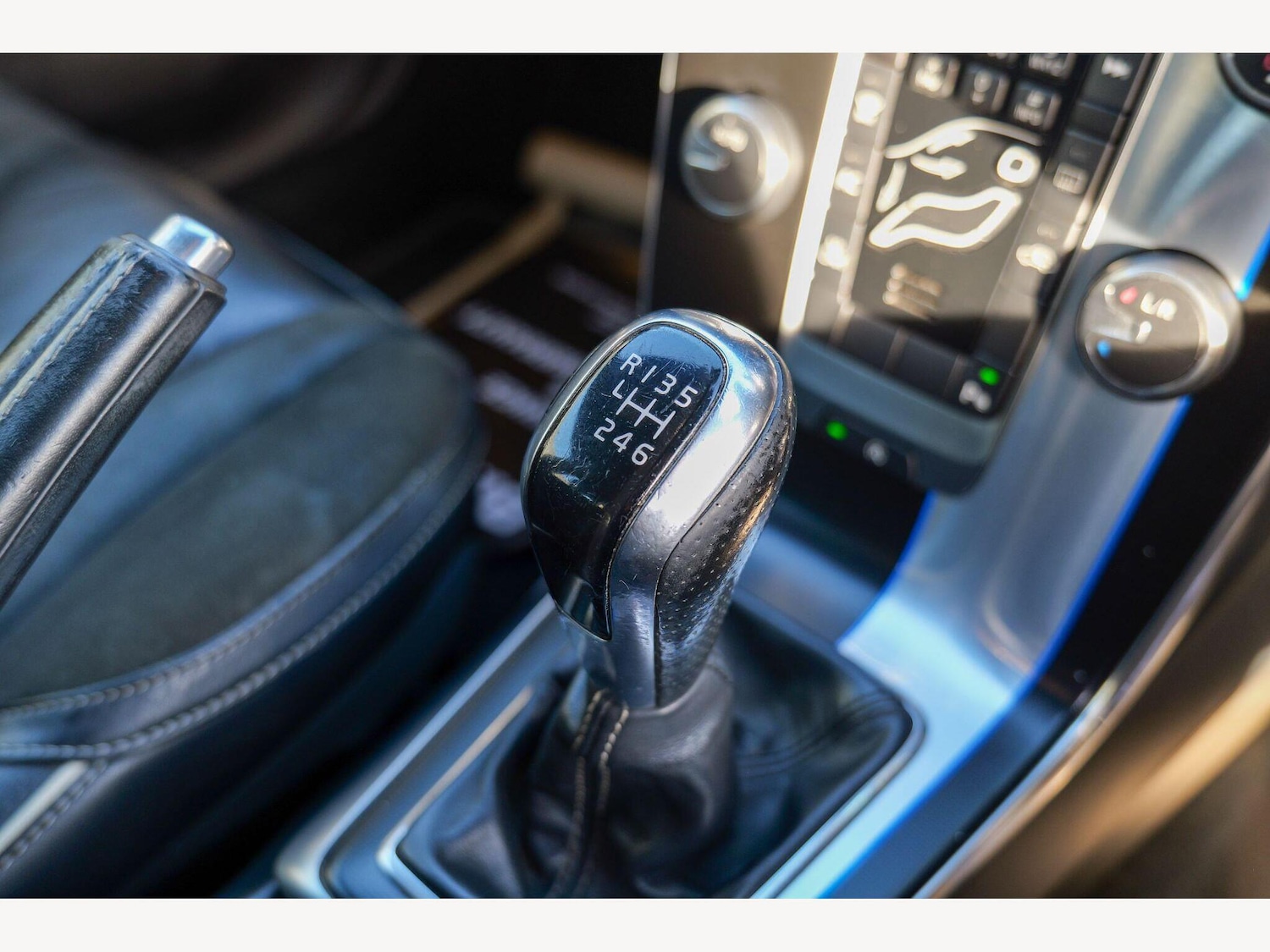 Used Volvo V40 2014 for sale - 77305539: Photo 42