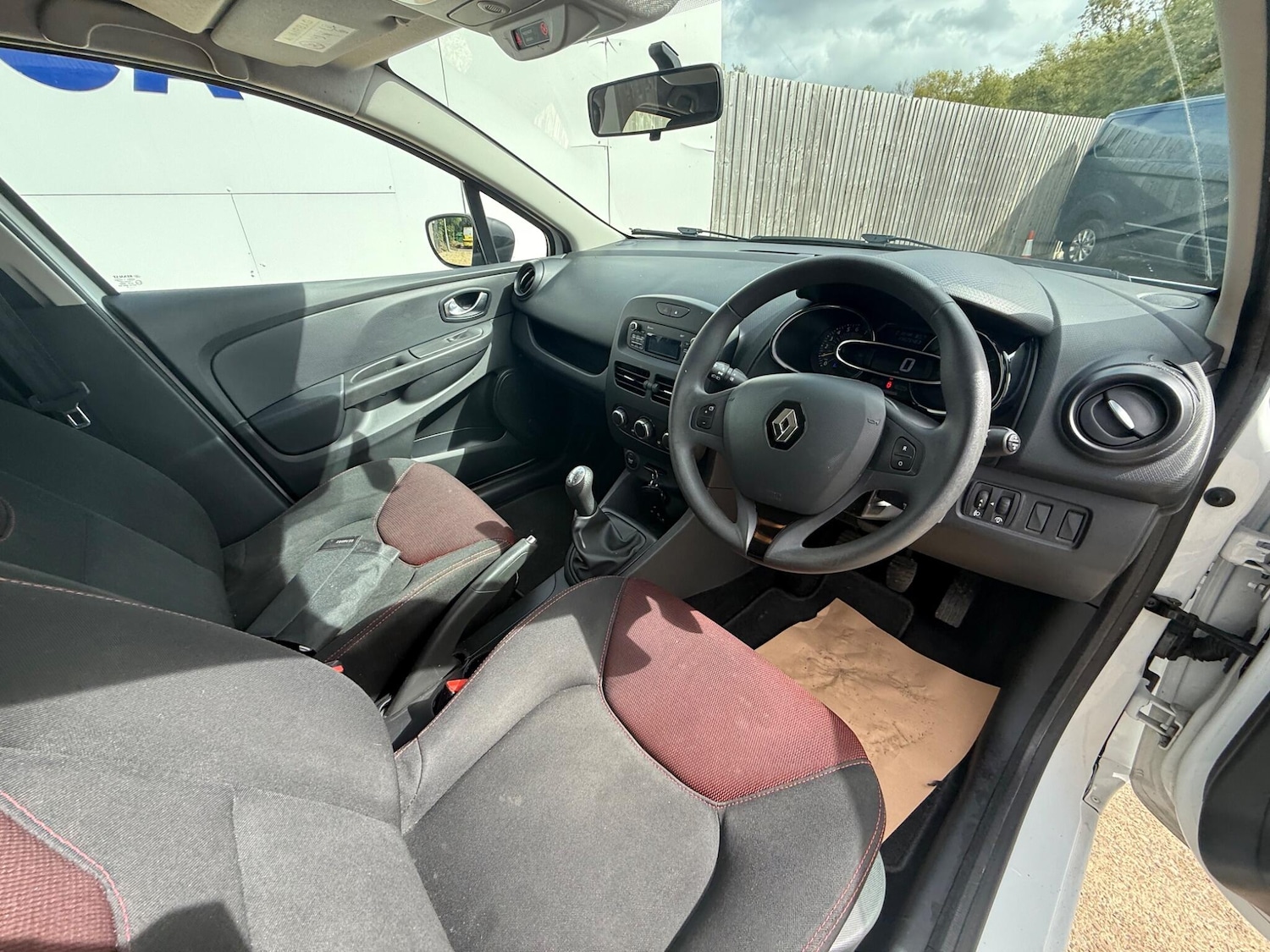 Used Renault Clio 2015 for sale - 76440484: Photo 13