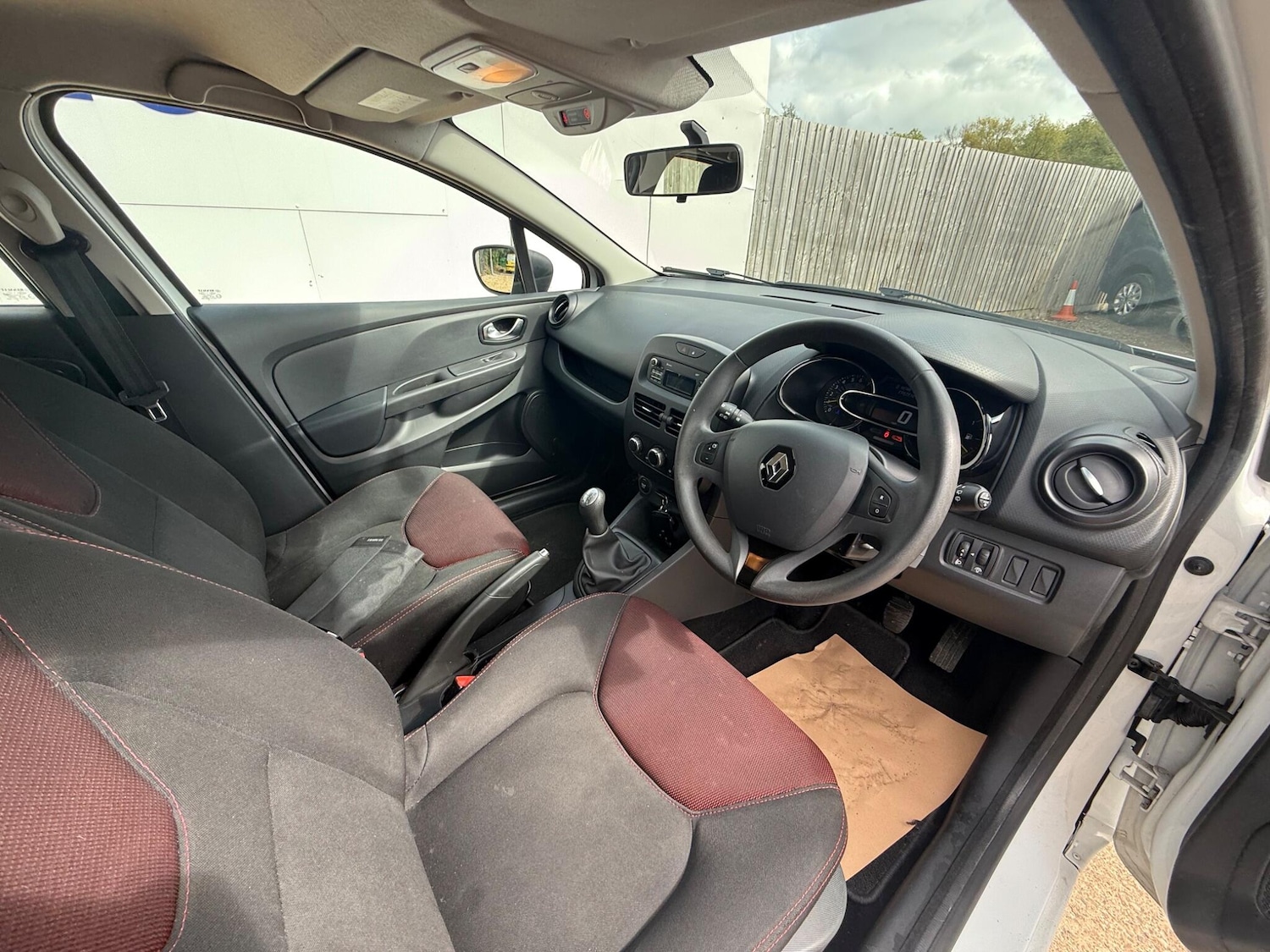 Used Renault Clio 2015 for sale - 76440484: Photo 14