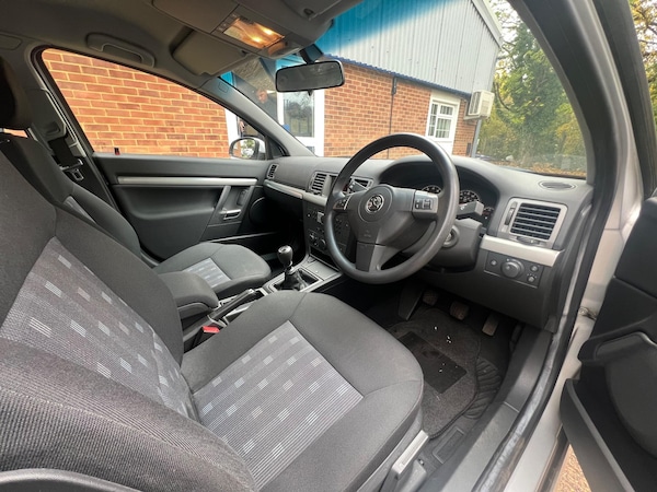 Used Vauxhall Vectra 2008 for sale - 76296075: Photo 2