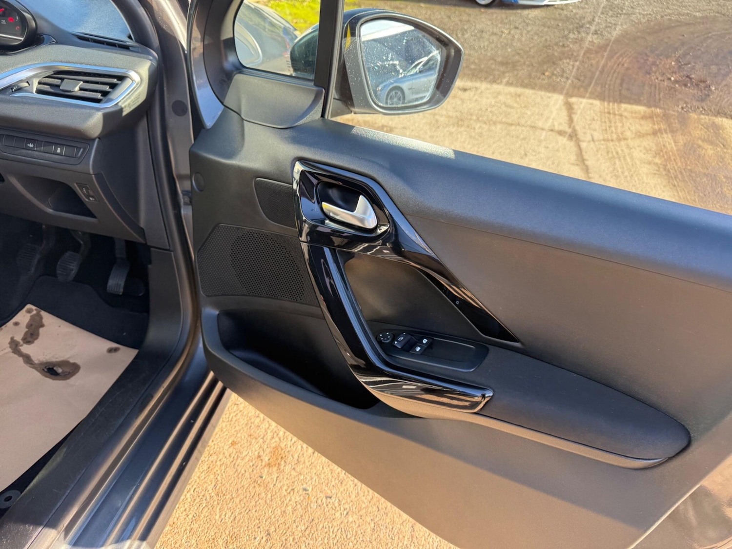 Used Peugeot 208 2012 for sale - 76634127: Photo 14