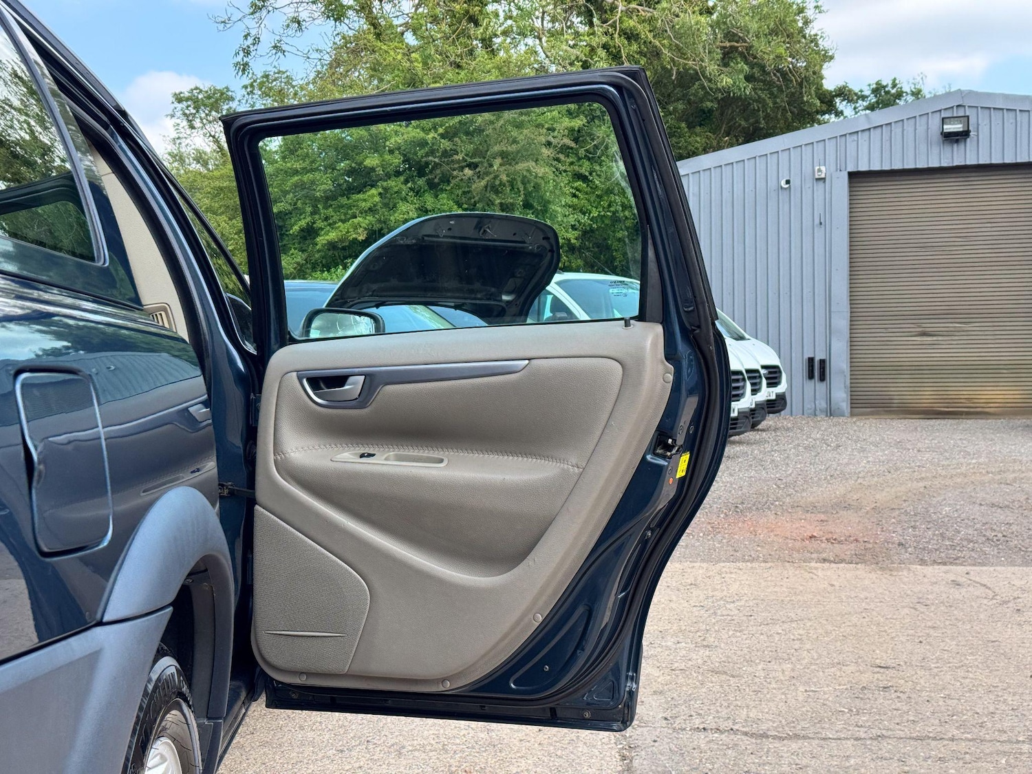 Used Volvo XC70 2005 for sale - 76122379: Photo 38