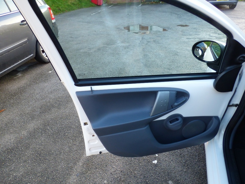 Used Toyota AYGO 2012 for sale - 76961727: Photo 5