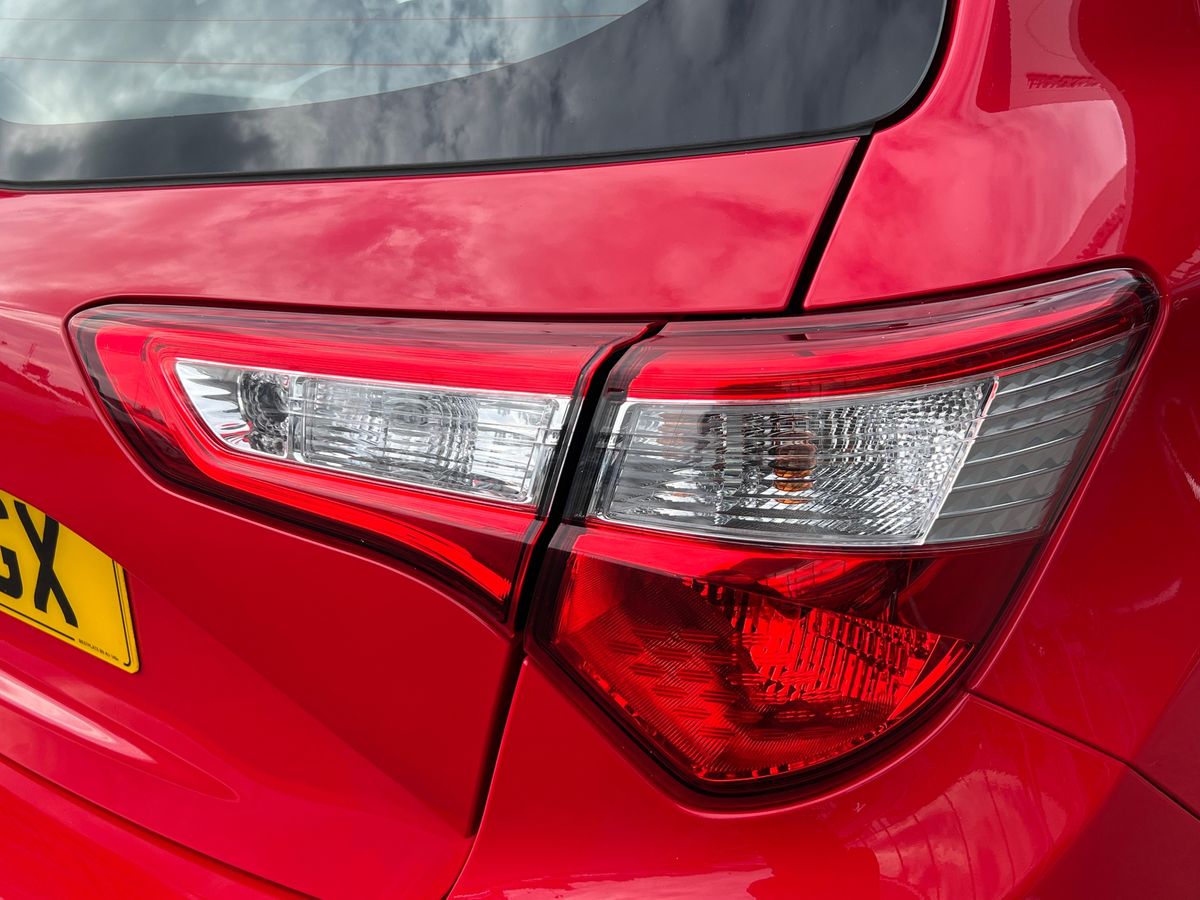 Used Toyota Yaris 2019 for sale - 76142120: Photo 26