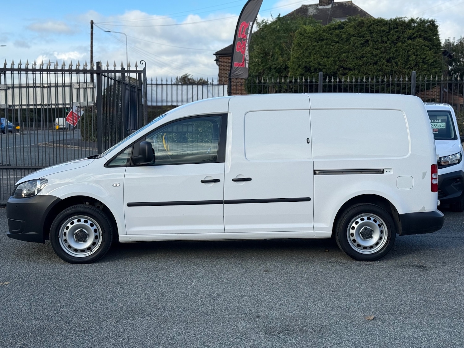 Used Volkswagen Caddy 2015 for sale - 76376786: Photo 2