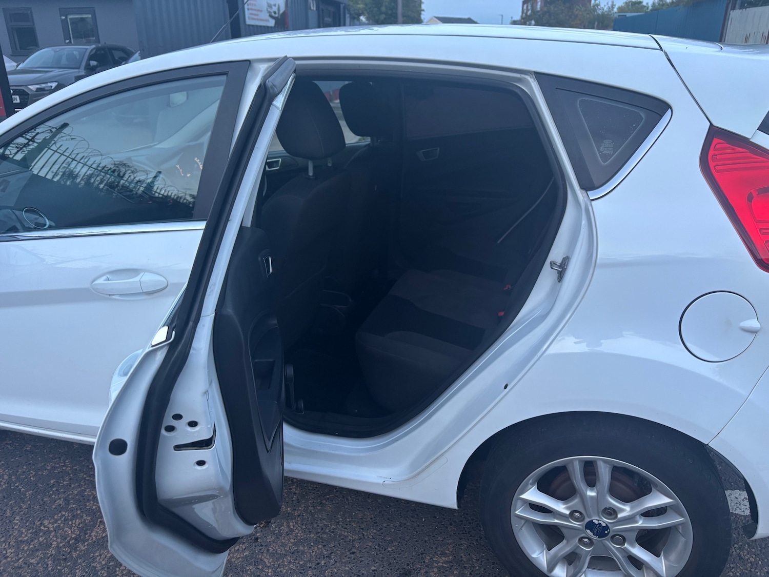 Used Ford Fiesta 2015 for sale - 76196384: Photo 11