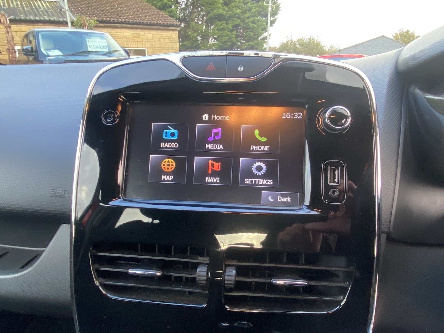 Used Renault Clio 2013 for sale - 76436390: Photo 8