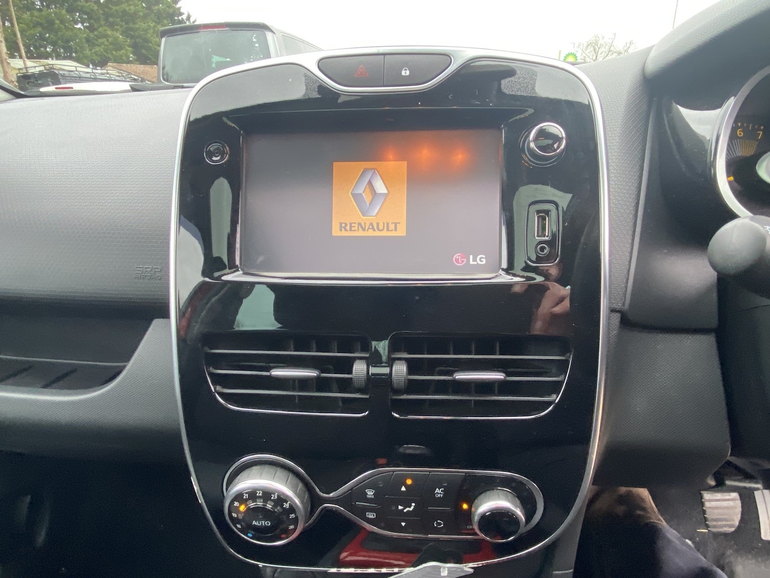 Used Renault Clio 2015 for sale - 77681791: Photo 10