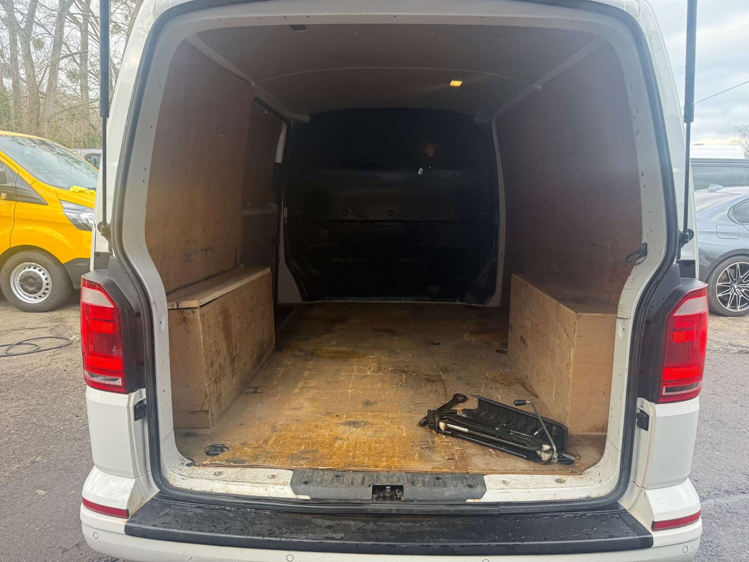 Used Volkswagen Transporter 2018 for sale - 77673732: Photo 16