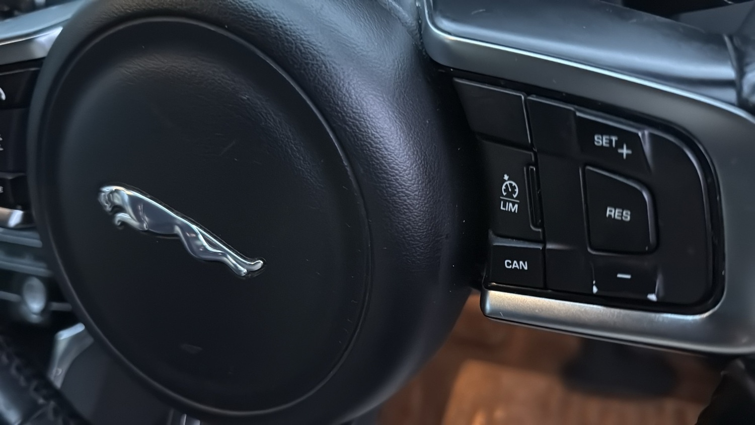 Used Jaguar XE 2016 for sale - 77389115: Photo 13