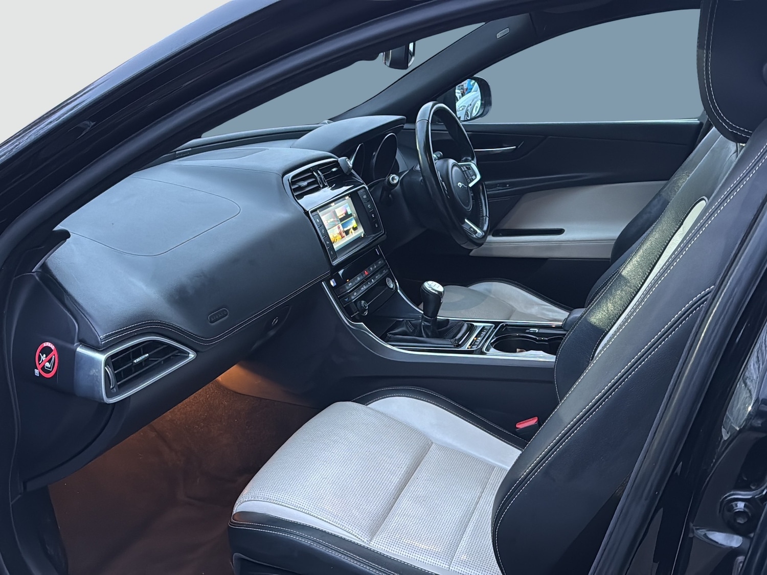 Used Jaguar XE 2016 for sale - 77389115: Photo 9