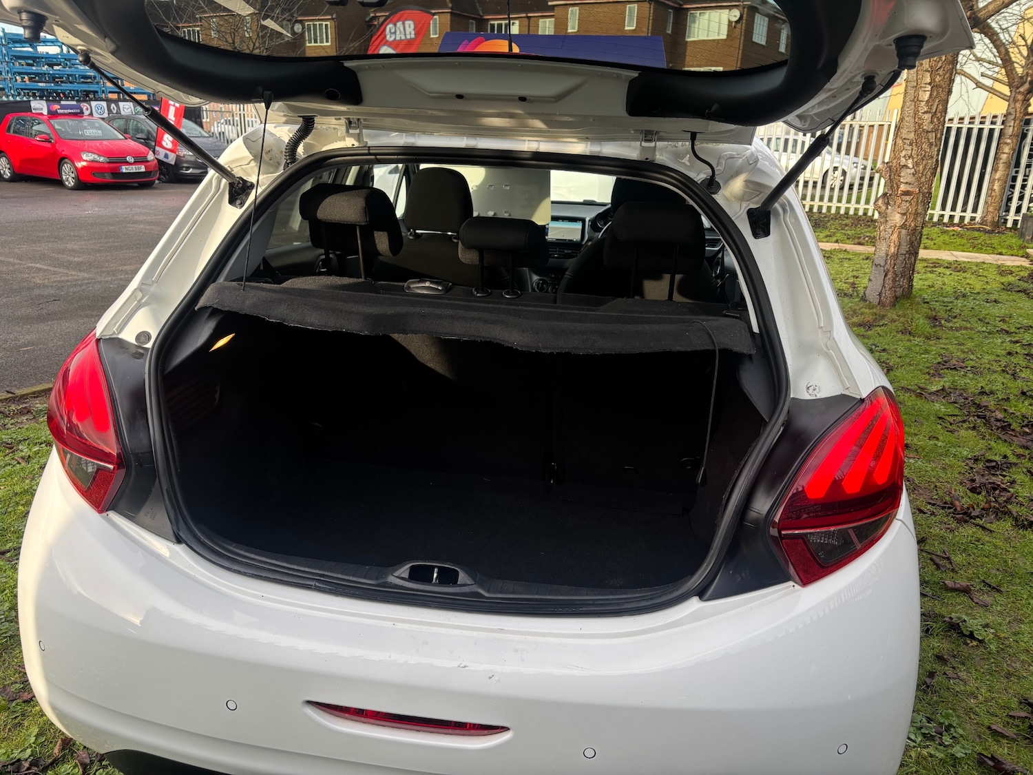 Used Peugeot 208 2015 for sale - 76971511: Photo 11