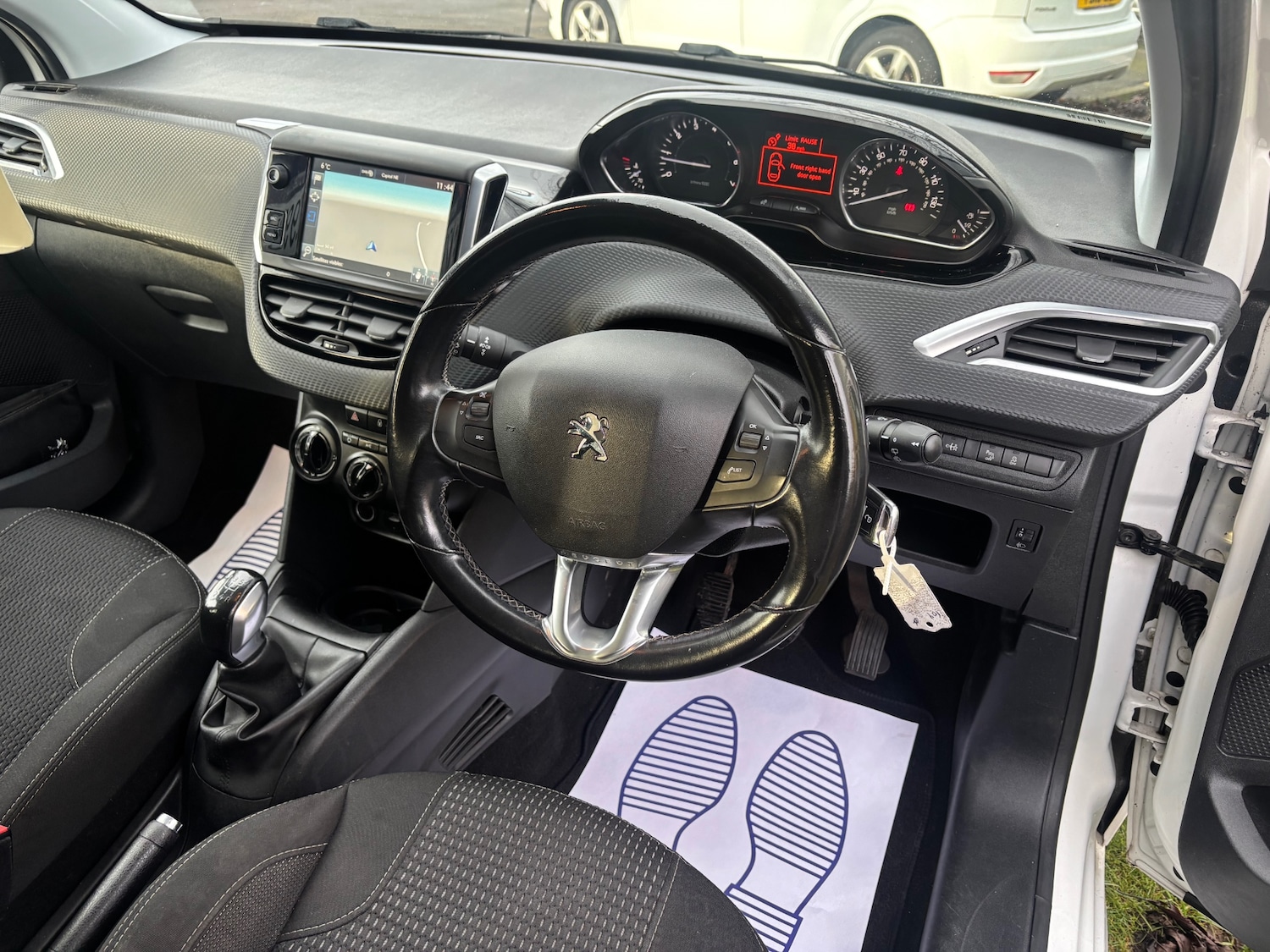 Used Peugeot 208 2015 for sale - 76971511: Photo 6