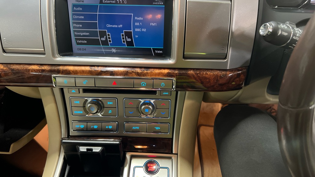 Used Jaguar XF 2010 for sale - 77336323: Photo 5