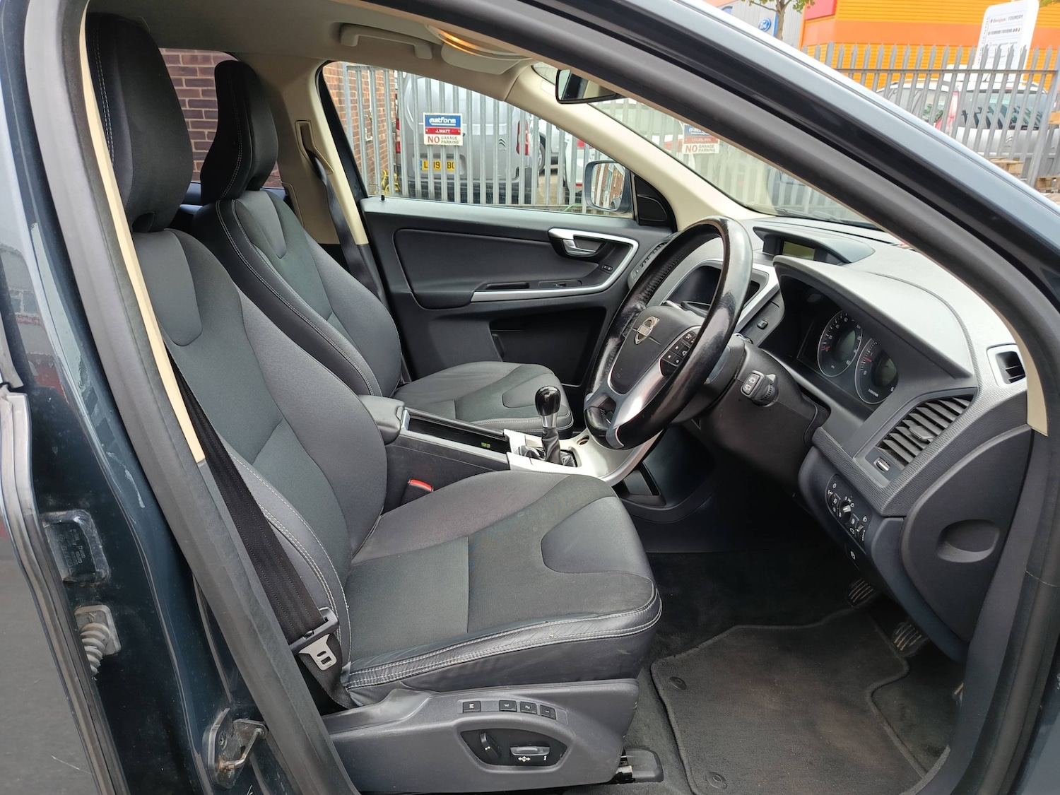 Used Volvo XC60 2010 for sale - 76845217: Photo 3