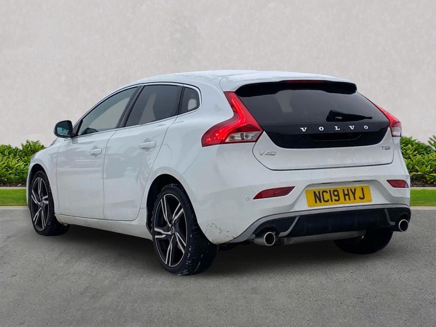Used Volvo V40 2019 for sale - 77735871: Photo 2
