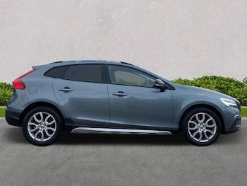 Used Volvo V40 2017 for sale - 75524424: Photo