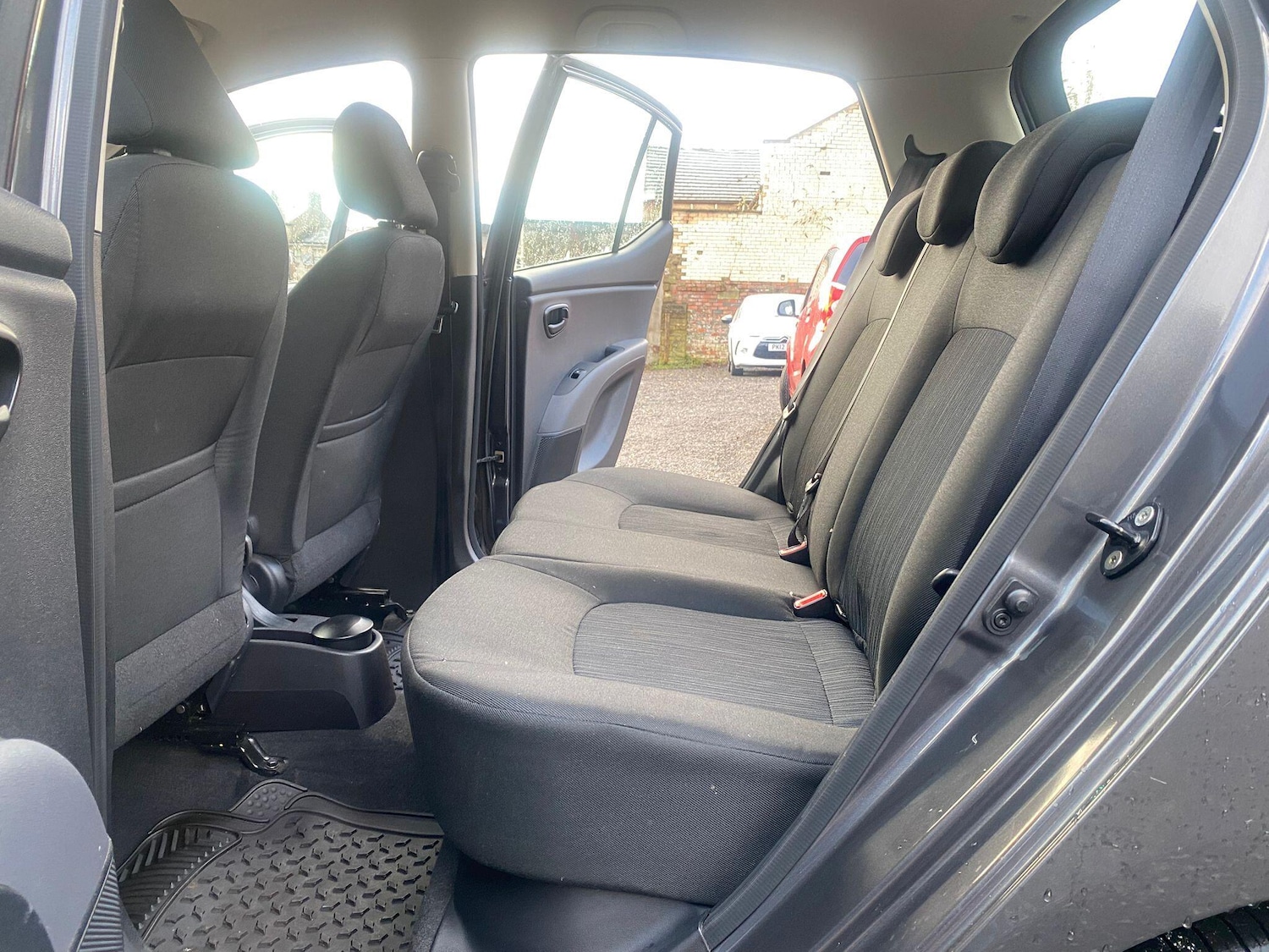 Used Hyundai i10 2013 for sale - 76632755: Photo 8