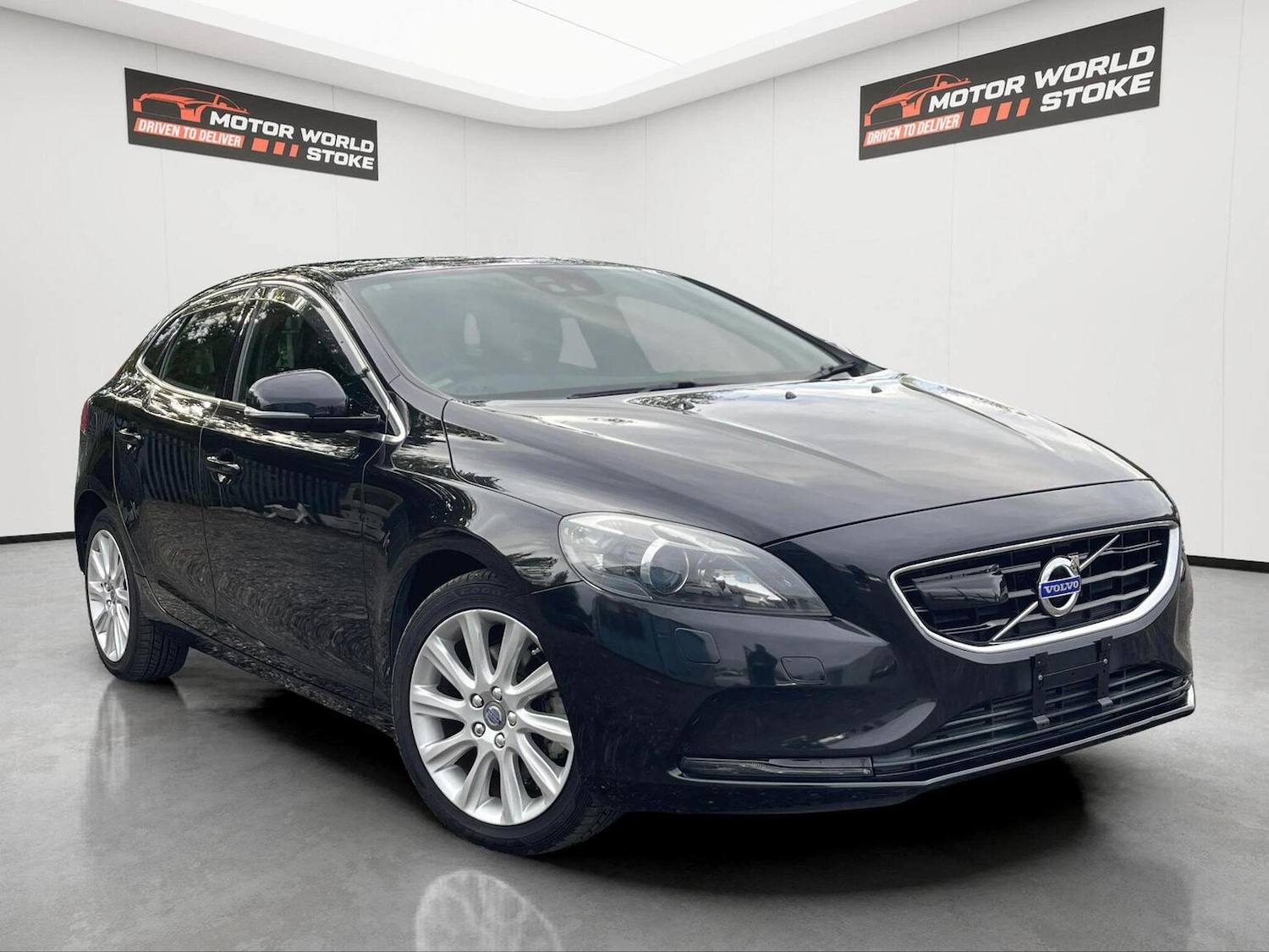 Used Volvo V40 2015 for sale - 76449410: Photo 1