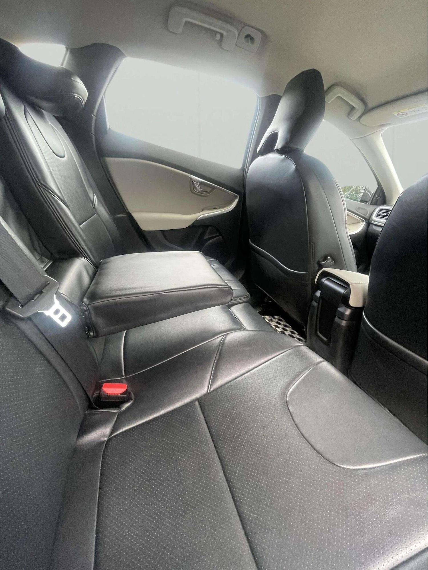 Used Volvo V40 2015 for sale - 76449410: Photo 14