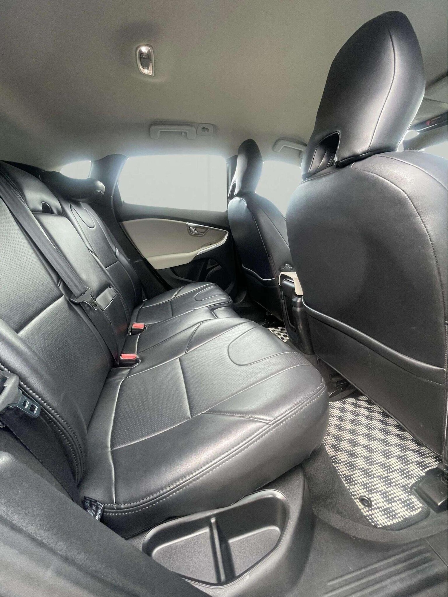 Used Volvo V40 2015 for sale - 76449410: Photo 15