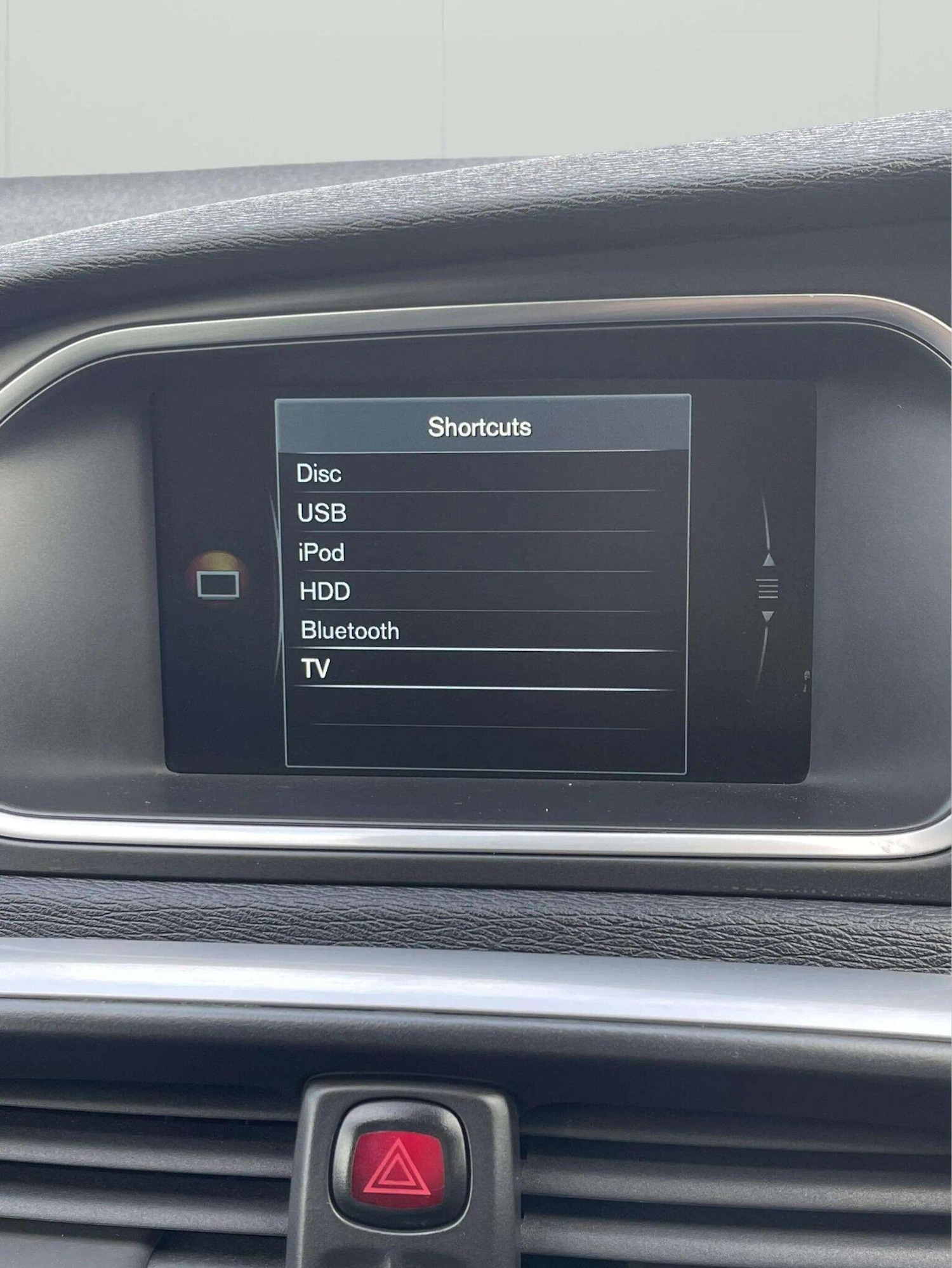 Used Volvo V40 2015 for sale - 76449410: Photo 24