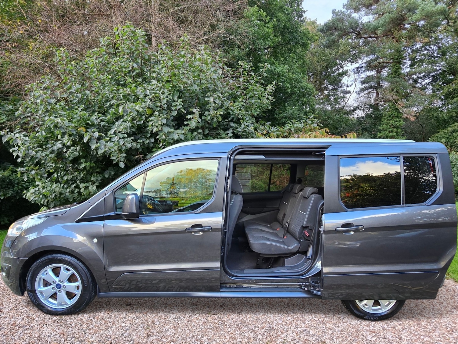 Used Ford Grand Tourneo Connect 2017 for sale - 76178589: Photo 8