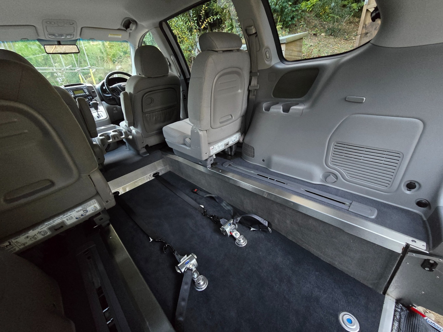 Used Kia Sedona 2010 for sale - 76300684: Photo 11