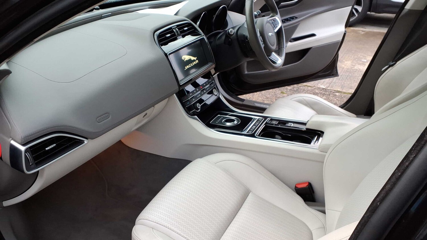 Used Jaguar XE 2019 for sale - 77443310: Photo 11