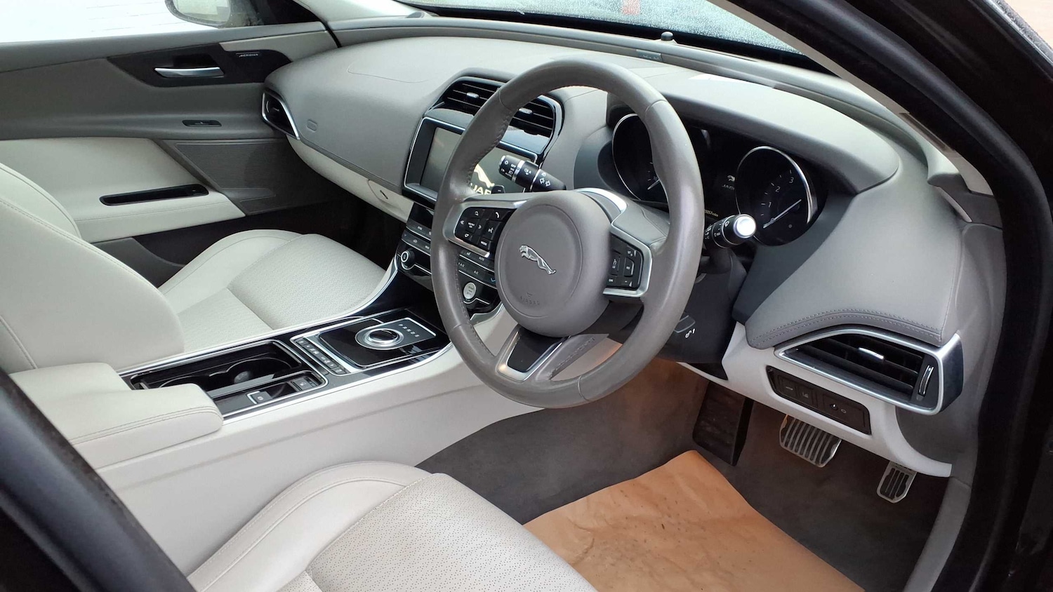 Used Jaguar XE 2019 for sale - 77443310: Photo 8