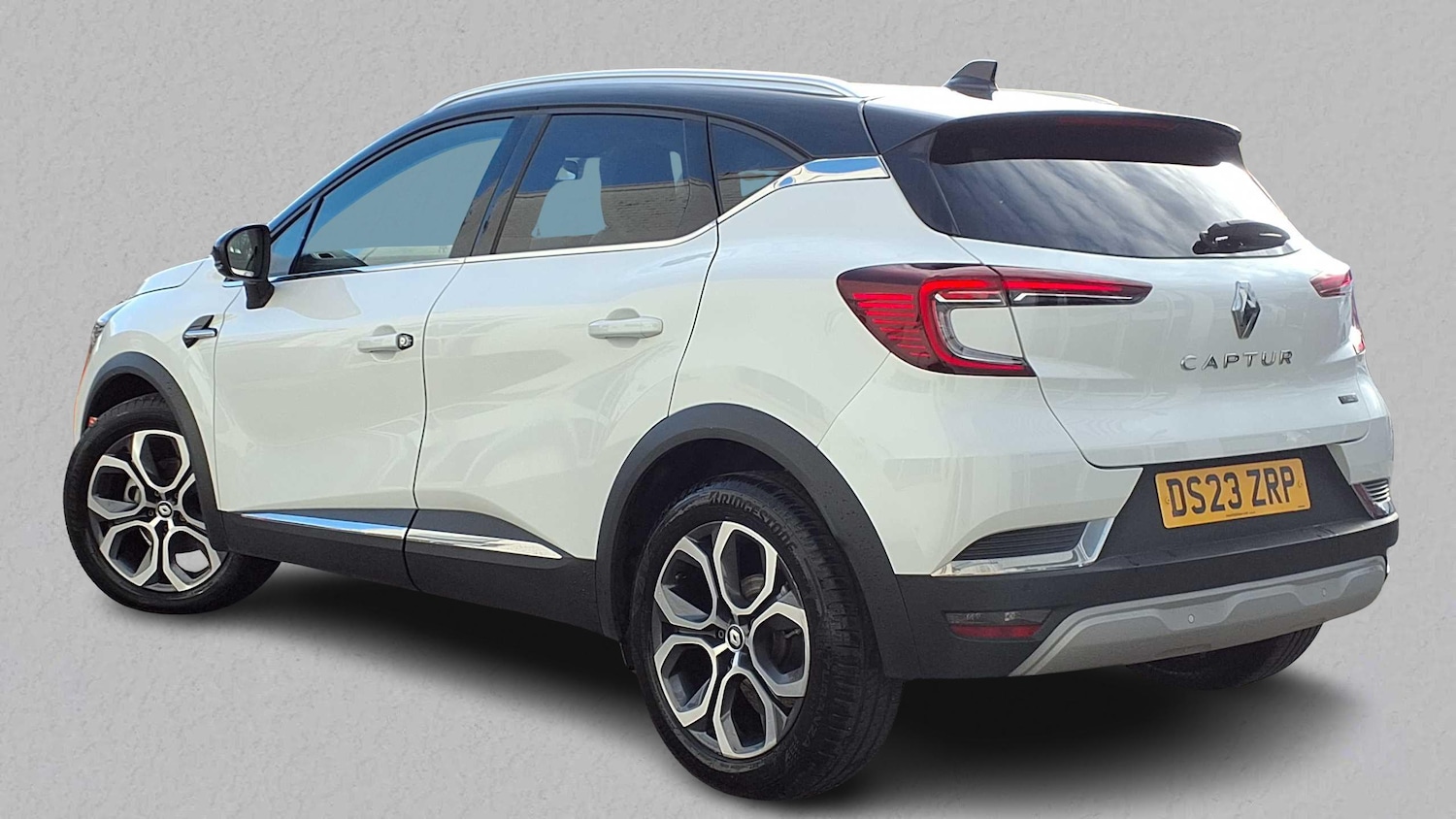 Used Renault Captur 2023 for sale - 76310879: Photo 2