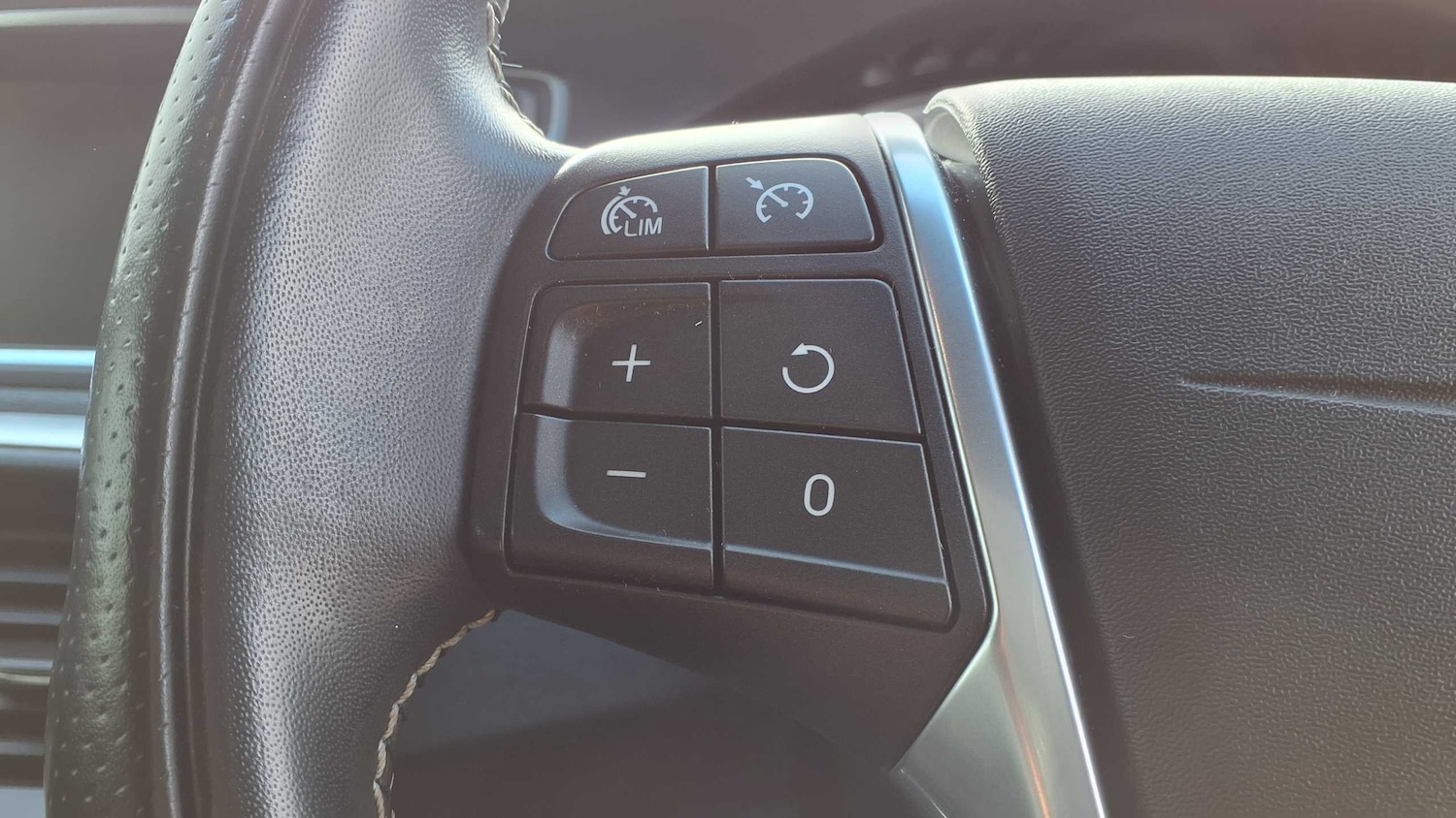 Used Volvo V40 2018 for sale - 76016082: Photo 16