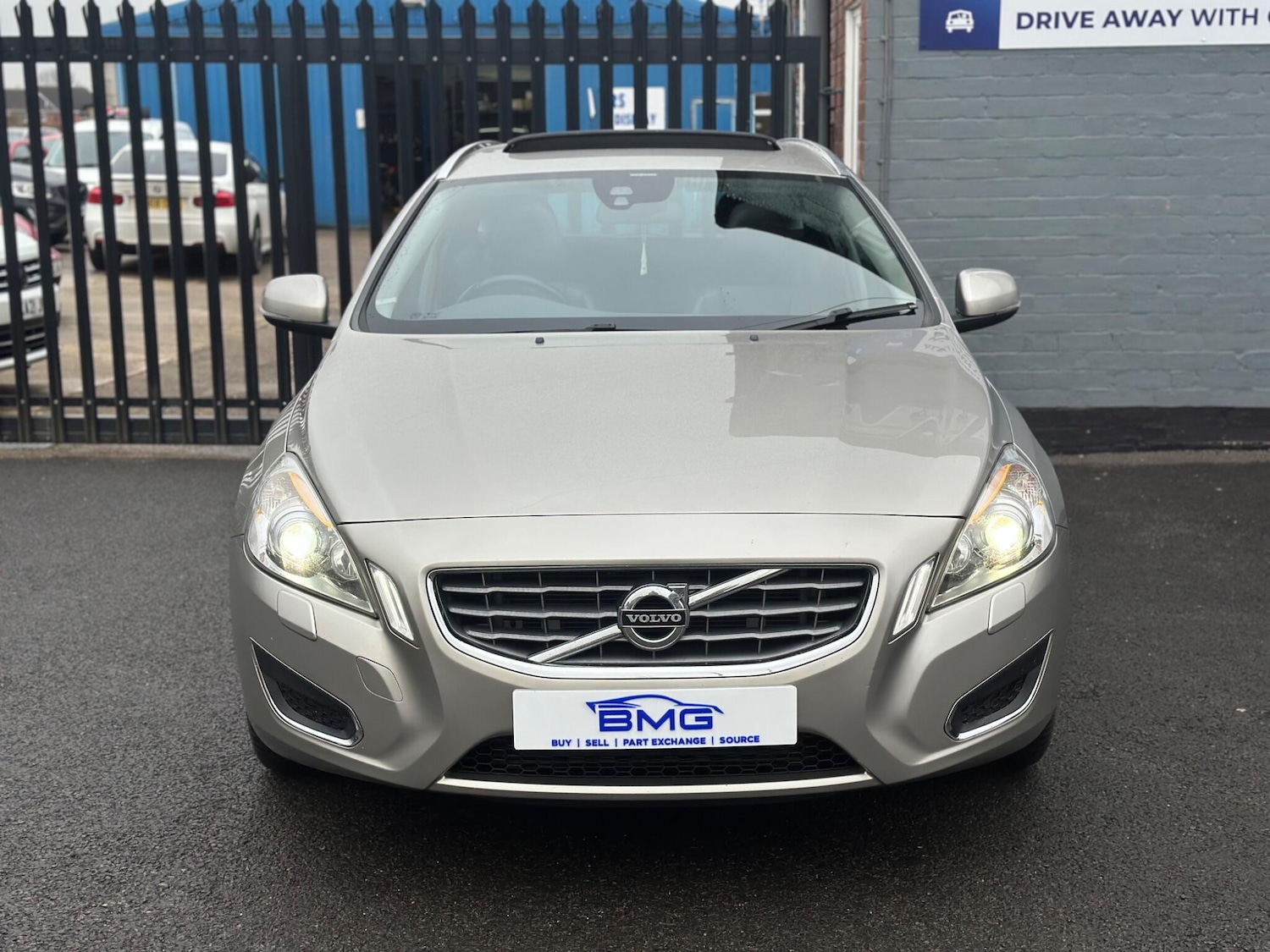 Used Volvo V60 2012 for sale - 77376462: Photo 2