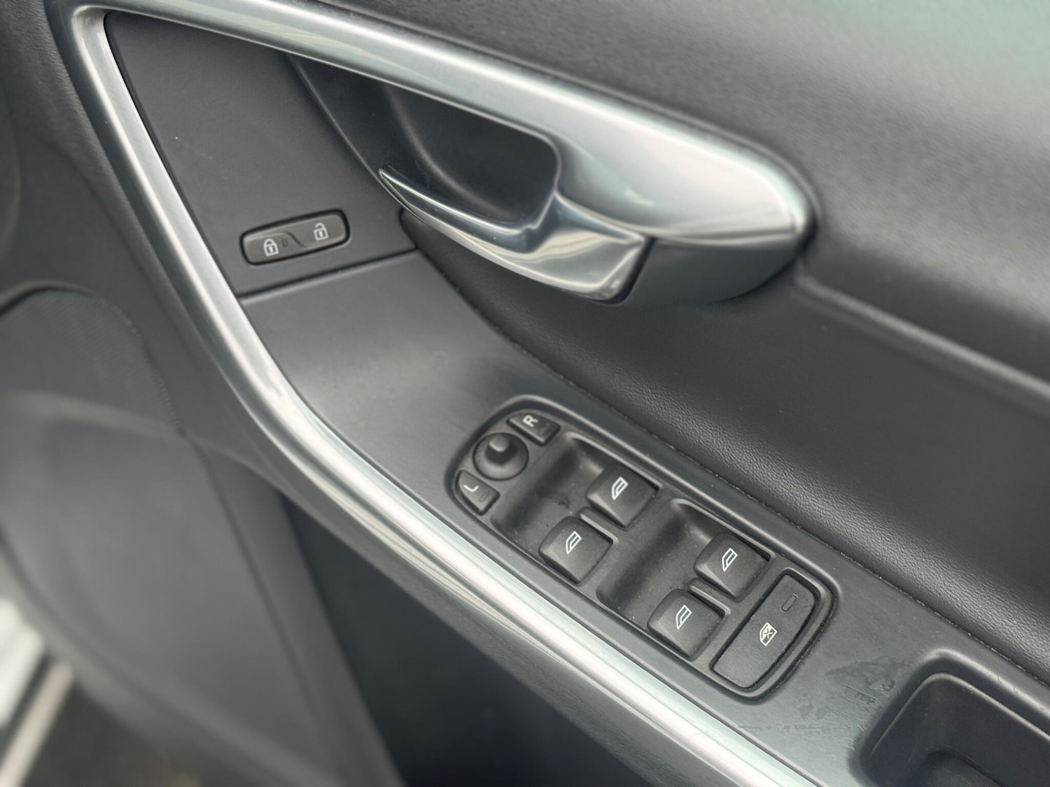 Used Volvo V60 2015 for sale - 77255384: Photo 8