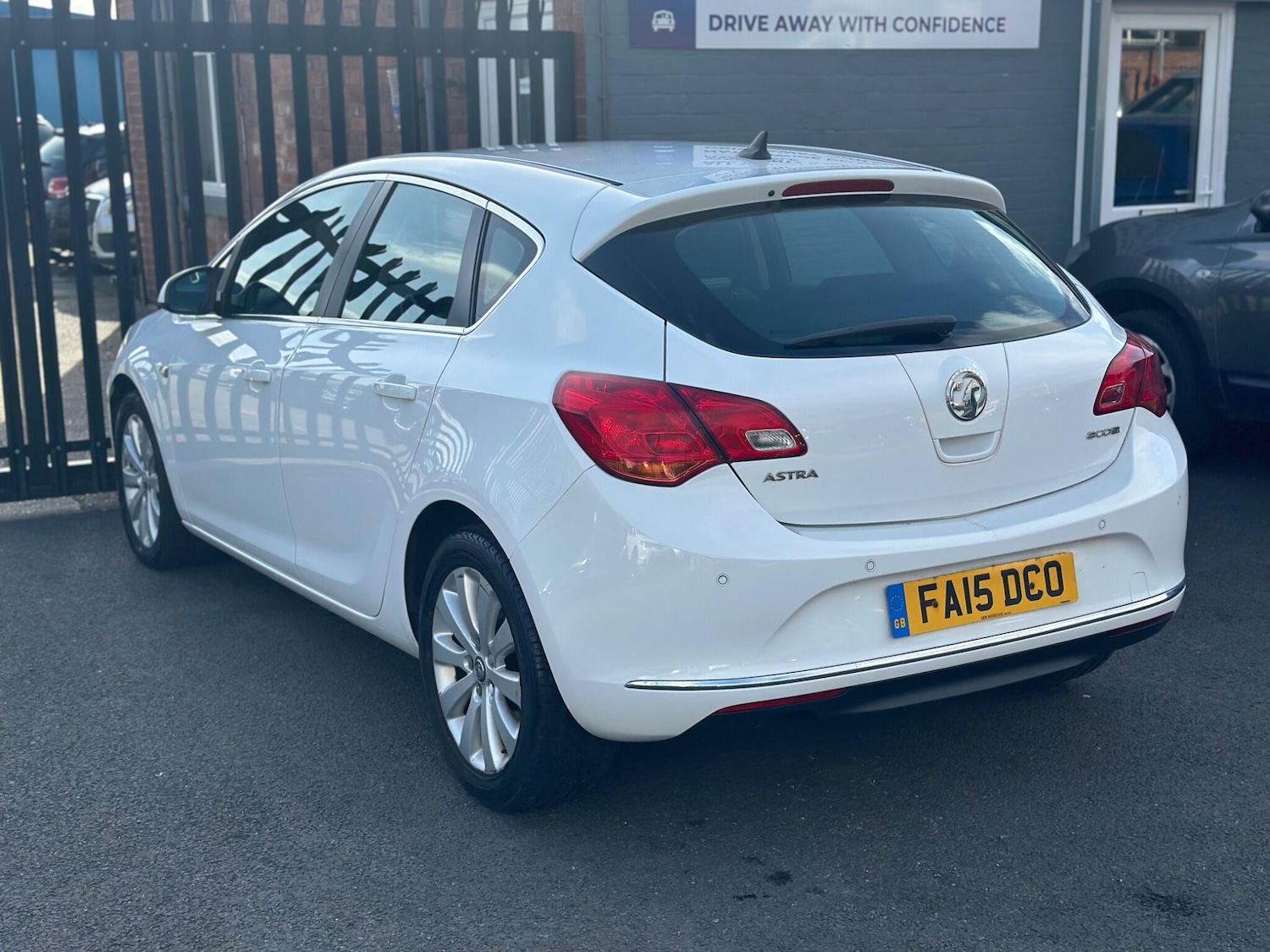 Used Vauxhall Astra 2015 for sale - 77670290: Photo 4