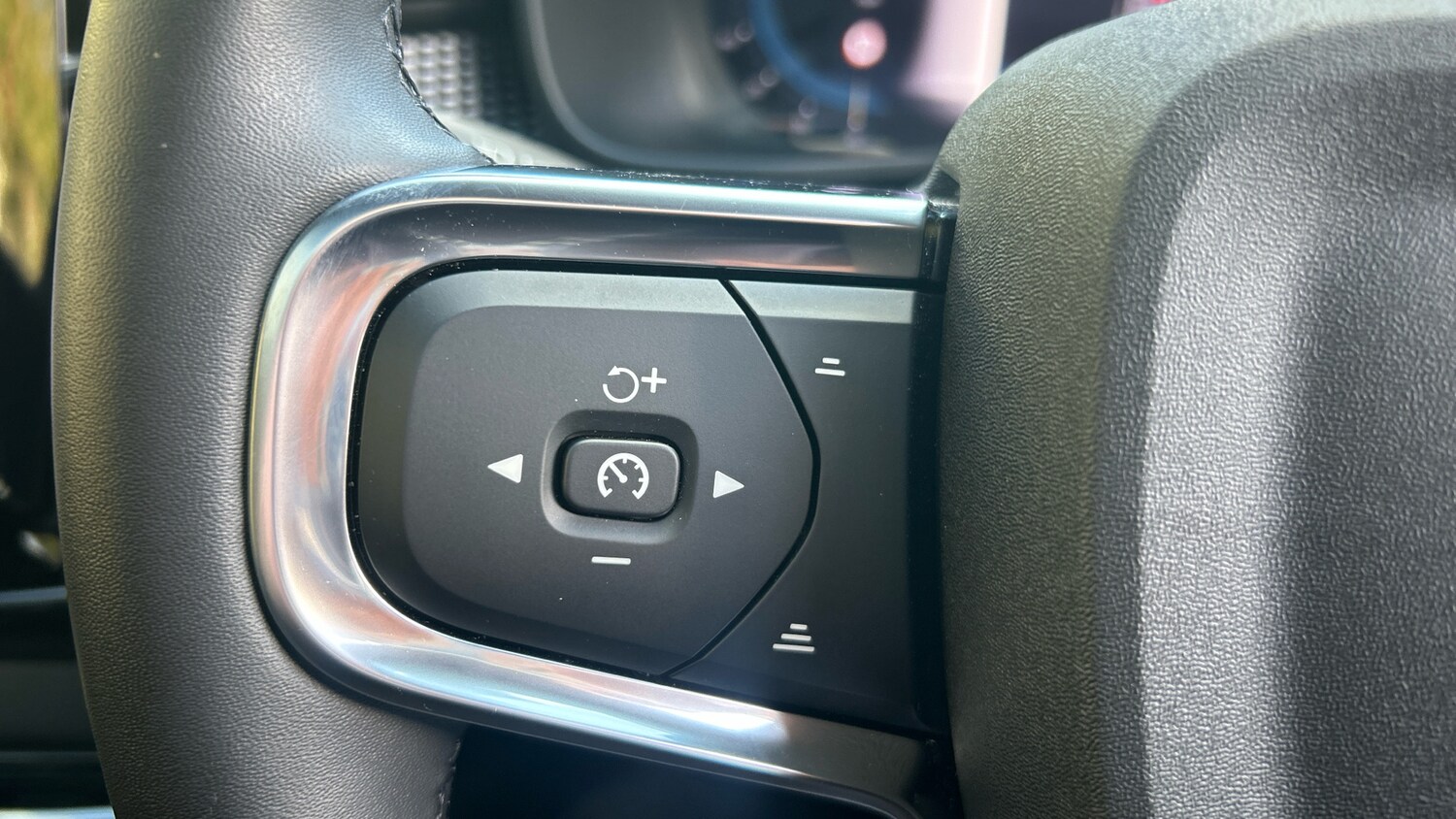 Used Volvo XC40 2023 for sale - 76076251: Photo 33