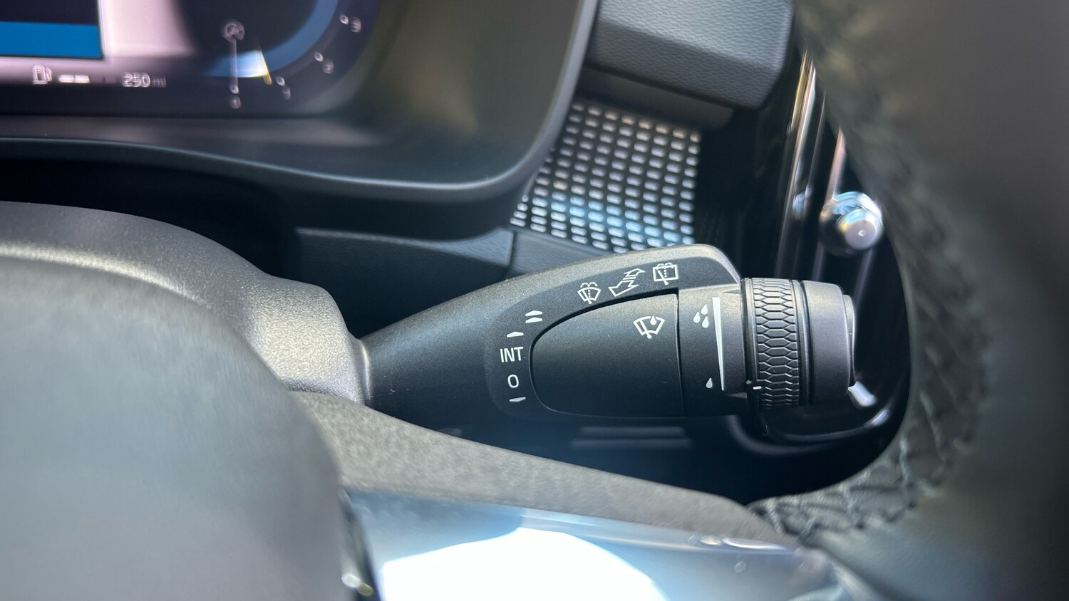 Used Volvo XC40 2023 for sale - 76076251: Photo 35