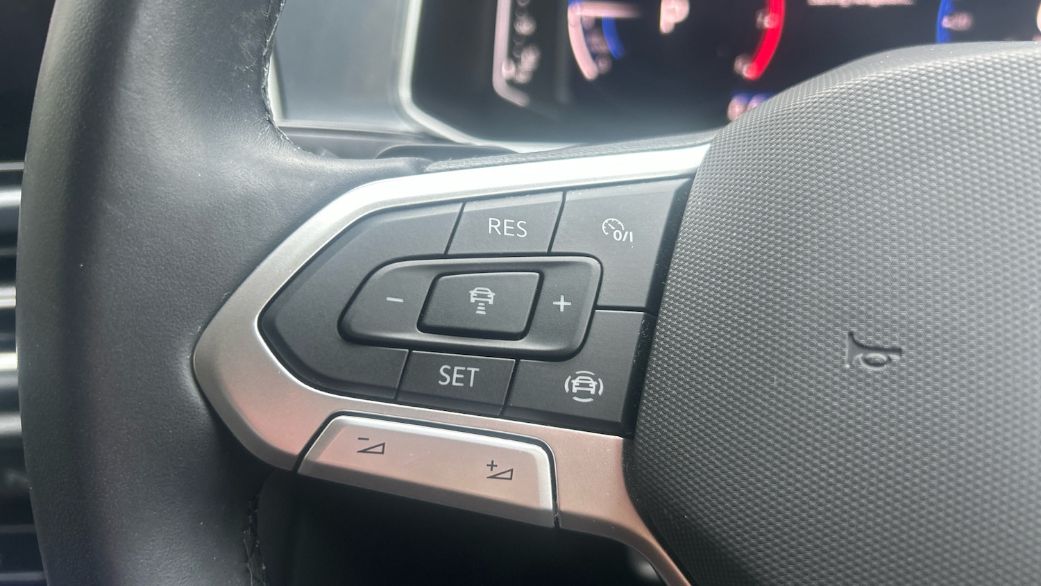 Used Volkswagen T-Roc 2023 for sale - 77813270: Photo 24